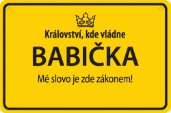 Vtipná cedulka: Království, kde vládne babička