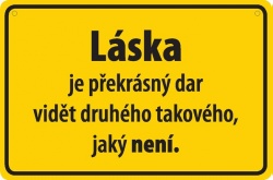 Vtipná cedulka: Láska je překrásný dar vidět druhého takového, jaký není